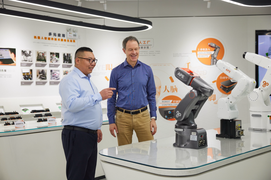 蘋果首席運(yùn)營官Jeff Williams和杰士徳集團(tuán)董事長 undefined